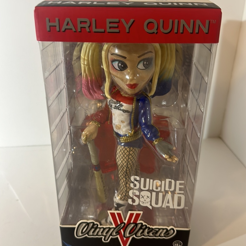 Harley Quinn vinyl figure